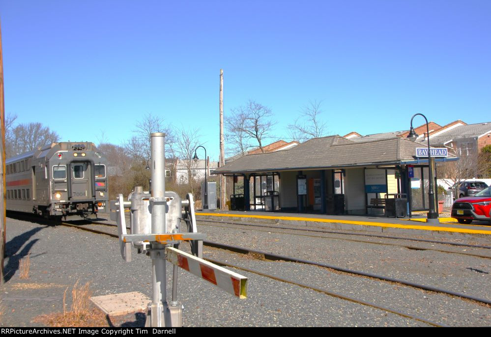 NJT 7004 arrives the Bay Head station